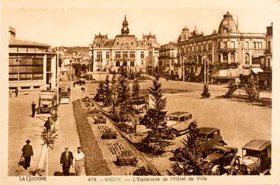 Postkort/The Esplanade of the Council Hall/Vichy/Allier/Auvergne/Frankrike av William M. Timlin