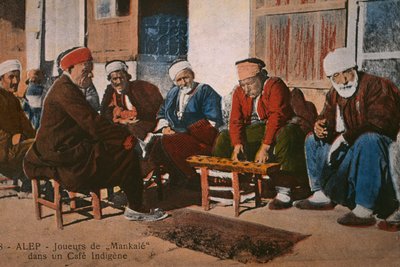 Postkort som viser mancala-spillere på en kafé i Aleppo, Syria, ca. 1920 (fargefotolito) av Unbekannt