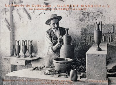 Postkort med Clement Massier (1844-1917), pottemaker av Poterie de Golf-Juan på jobb i studioet hans, Frankrike, 1900-tallet av William M. Timlin