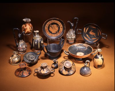Keramikkgruppe som viser en etruskisk Bucchero ware kantharos og en Gnathia ware guttus, i midten, begge 6. århundre f.Kr. (bilde) av Unbekannt