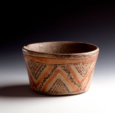 Precolombiansk kunst, Maya-sivilisasjon, klassisk periode: skjæring av polykrom leiredekor av sikksakk og trekanter. Fra Peten, Guatemala Sun. h. 10 x diam. 10,6 cm Guatemala, Museo Nazionale di Archeologia e Etnologia - førkolumbiansk kunst, Maya-sivilisa av Unbekannt