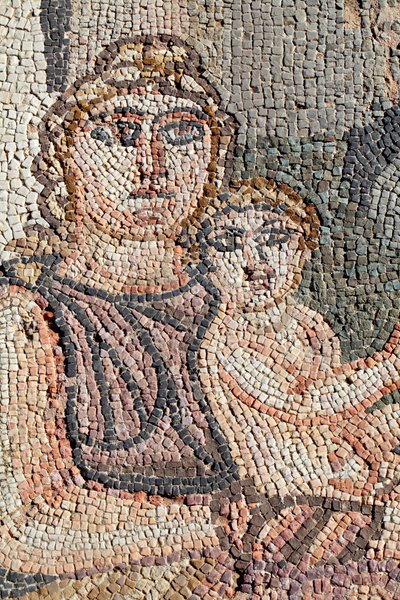 Representasjon av den nyfødte Akilles med sykepleieren hans, Anatrophe - Detalj fra panelet som representerer det første badet til Achilles - Paphos Mosaics, villaen til thesus 5. århundre e.Kr. - Kypros - Achilles nouveau ne avec sa nourrice, Anatrophe -  av Unbekannt