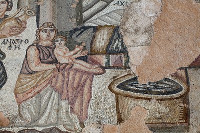 Representasjon av den nyfødte Akilles med sykepleieren Anatrophe og Ambrosia, symbol på gudens mat og udødelighet, som bringer vann i en gyllen krukke - Detalj fra panelet som representerer det første badet til Achilles - Paphos Mosaics, Villa of Theseus,  av Unbekannt