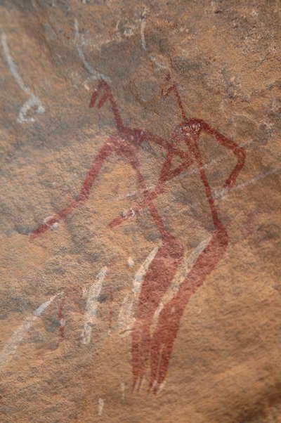 Bergkunst, forhistorie: Bergmaleri av to longiline-karakterer i et utsmykket ly i Uweinat-fjellene, Sudan. Periode fra 8000 til 3000 år f.Kr. Fotografering av Unbekannt
