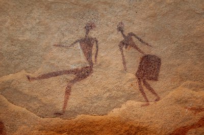 Bergkunst, forhistorie: Detalj av et bergmaleri av to karakterer (par) i et utsmykket ly, i Uweinat-massivet, Egypt. (Periode fra 8000 til 3000 år f.Kr.). Fotografering av Unbekannt