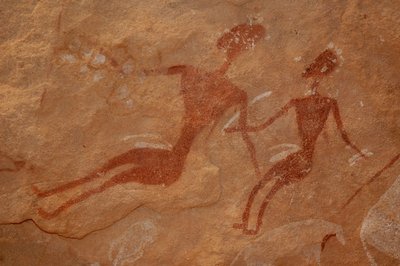 Bergkunst, forhistorie: Detalj av et bergmaleri av to karakterer i et utsmykket ly, i Uweinat-massivet, Egypt. (Periode fra 8000 til 3000 år f.Kr.). Fotografering av Unbekannt