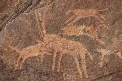 Bergkunst, forhistorie: Gravering av en antilope angrepet av en flokk hunder i Uweinat-massivet, Egypt (perioden fra 8000 til 3000 år f.Kr.). Fotografering av Unbekannt