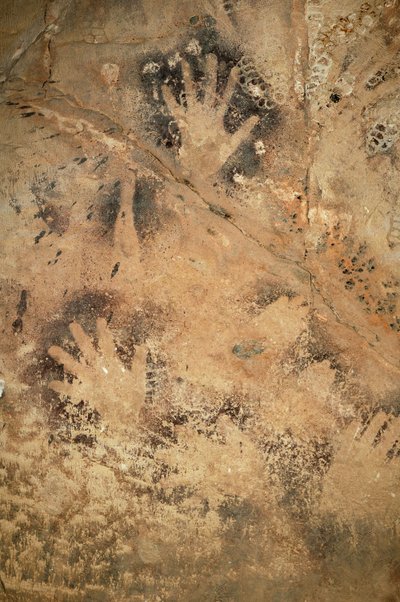 Bergkunst, forhistorie: Negative hender i en hule i Ouadi el Obeyd i den hvite ørkenen, Egypt. Periode fra 8000 til 3000 år f.Kr. Fotografering av Unbekannt
