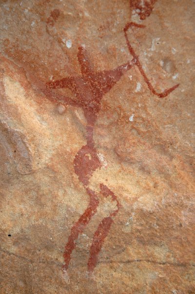 Bergkunst, forhistorie: Maleri av en karakter (bueskytter) i et utsmykket ly, i Uweinat-massivet, Sudan (Karkur-Talh eller Karkur Talh). Periode fra 8000 til 3000 år f.Kr. Fotografering av Unbekannt