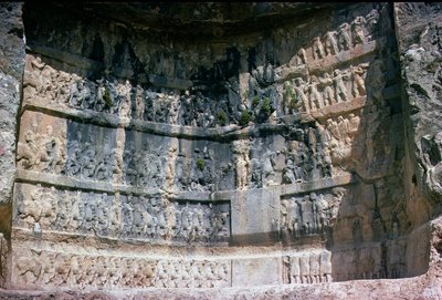 Bergrelieff som viser den sassanske kongen Shapur I (241-72) det persiske kavaleriet og sideelvene, 3. århundre (stein) av Unbekannt