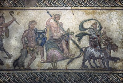 Romersk kunst: Dionysos triumf (Bacchus, Bacco). Guden klatret på en tank i midten. Den har på seg en laurbærkrans og holder en thyrse (lanse omgitt av eføy med en kongle i enden). To pantere rykker frem foran ham. Bak tanken, en av Unbekannt