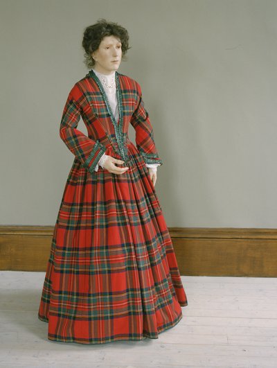 Royal Stewart tartan ullkjole med rynket silkekant, ca. 1845-50 av Unbekannt