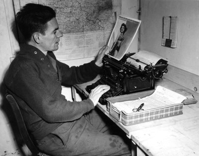 Andre verdenskrig (1939-1945) - Andre verdenskrig (2 eller andre verdenskrig): Mutzig (Alsace) Frankrike 1. desember 1944: Korporal Flanerty-krøniker ved Beachead News (GIs nyhetstidsskrift) ser på et pin-up-fotografi som han publiserer i neste nummer av a av Unbekannt