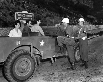 Andre verdenskrig (1939-1945) - Andre verdenskrig (2 eller andre verdenskrig): Nær Monaco French Riviera 30. juni 1945: To Wacs på permisjon og gjester fra US Riviera Recreational Area (USRRA) diskuterer med to amerikanske militærpolitioffiserer stasjonert av Unbekannt