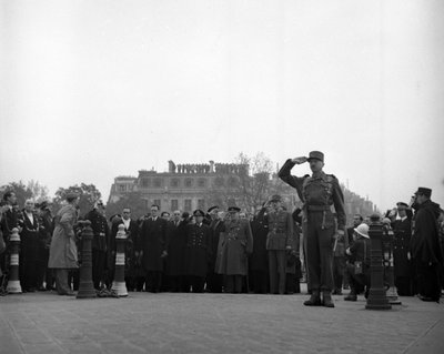 Andre verdenskrig (1939-1945) - Andre verdenskrig (2 eller andre verdenskrig): Paris (Frankrike) 11. november 1944: Under feiringen av våpenvåpenet i 1918, har den britiske statsministeren Winston Churchill og general De Gaulle nettopp plassert en krans av av Unbekannt
