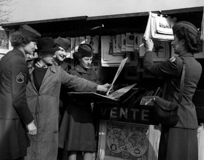 Andre verdenskrig (1939-1945) - Andre verdenskrig (2 eller andre verdenskrig): Paris (Frankrike) mars 1945: Four Wacs (Women Army Corps) fra den amerikanske hæren diskuterer med en bokspiller på bredden av Seinen. av Unbekannt