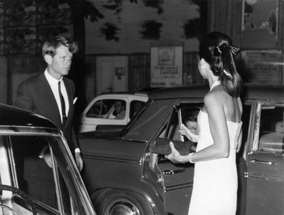Senator Robert Kennedy med sin kone. Via Veneto. Roma. 1966. av Unbekannt