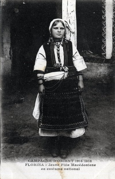 Serbia, Florina: Portrett av en makedonsk jente i nasjonaldrakt - Postkort 1914-1918 av William M. Timlin