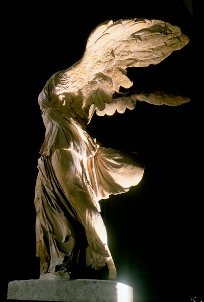 Sidevisning av Seieren av Samothrace (parisk marmor) (se også 94601-03 og 154093) av Unbekannt