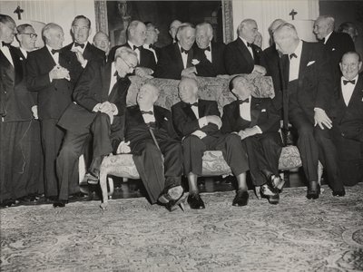 Sir Winston Churchill og Dwight D. Eisenhower på en middag holdt i Winfield House, den amerikanske ambassadørens hjem i London av Unbekannter Künstler