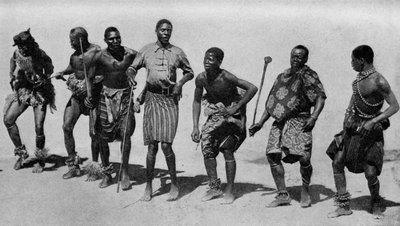 Sør-Afrika. Letthjertede Kaffir-gutter hengir seg til en samstemt sang og dans. 1920 av Unbekannt
