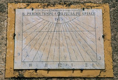 Solur, sidevegg av kirken Maria Santissima Assunta, Palazzo Adriano, Sicilia, Italia av Benjamin Baud