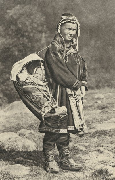 Sverige. Lappekvinne bærer babyen sin i en vugge av reinsdyrskinn. 1920 av Unbekannt
