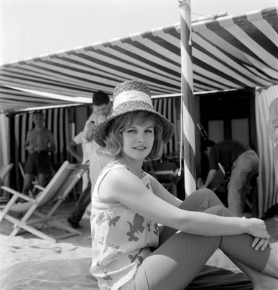 SKUESPILLEREN CARROLL BAKER PÅ VENICE LIDO BEACH (med klokkehatt) - 1961 av Unbekannt