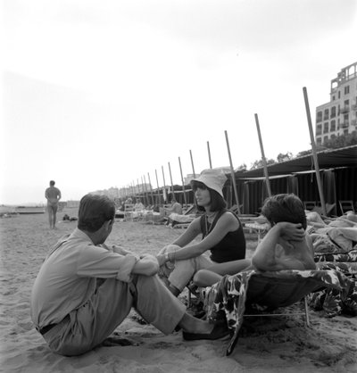 SKUESPILLEREN ELSA MARTINELLI PÅ VENICE LIDO BEACH - 1964 av Unbekannt