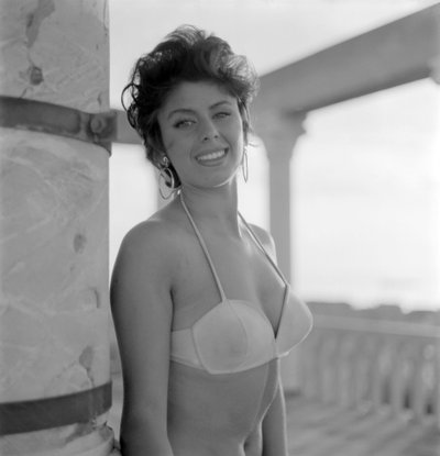 SKUESPILLEREN, STARLET CELINA CELY PÅ VENICE LIDO BEACH - 1957 av Unbekannt