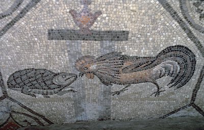 Hanen og skilpadden, detalj fra et dekorativt fortau som viser kristne bilder og hedenske symboler, ca. 313 e.Kr. (mosaikk) av Unbekannt