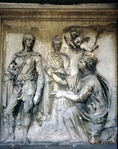 Den bakre fasaden, detalj av antikk relieffdekorasjon (noen stykker fra Ara Pacis av Augustus) som viser en kronet gudinne og en ung mann (stein) av Unbekannt