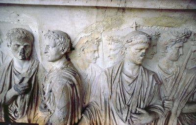 Den bakre fasaden, detalj av antikk relieffdekorasjon (noen stykker fra Ara Pacis av Augustus) som viser en gruppe romerske borgere (stein) av Unbekannt