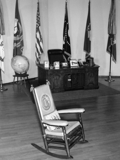 Den berømte gyngestolen til president John Fitzgerald Kennedy, skrivebordet hans og andre minner utstilt. Milan. 1965. av Unbekannt