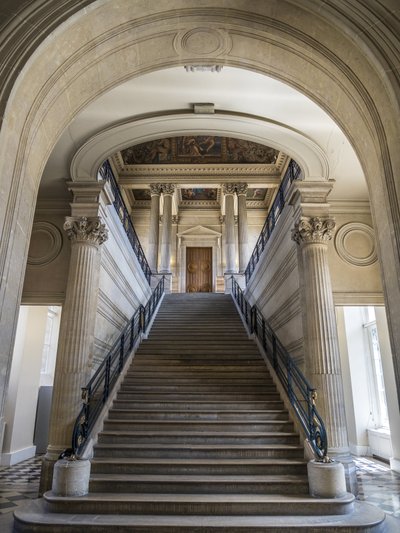Trappen, arkitekt Charles Lelong (1793-1861) og Edouard Dubois (1795-1813), mellom 1840 og 1846. I taket fester Frankrike sine arkiver til tidenes morgen, maleri av Felix Jobbe Duval (1821-1889), mellom 1877 og 1881. Hotel de Soubise av Unbekannt