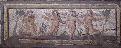Tre dansende putti akkompagnert av en som spiller pannerørene, kantdetaljer fra et mosaikkfortau som viser årstidene og jaktscener fra den konstantinske villaen i Daphne, Roman, ca. 325-330 e.Kr. (marmor, kalkstein og glassmosaikk) av Unbekannt