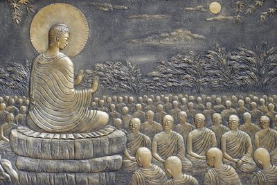 Tinh Xa Ngoc Chau buddhisttempel, Buddhas liv, Siddhartha Gautama, Buddha med disipler, undervisning, Buddha formanet sine første seksti Arahant-disipler til å gå i forskjellige retninger for å forkynne læren, Chau Doc, Vietnam, 2018 (pho av Unbekannt
