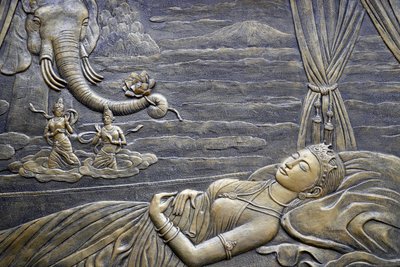 Tinh Xa Ngoc Chau buddhisttempel, The Life of the Buddha, Siddhartha Gautama, Buddhas mor Maya drømmer om at den hvite elefanten kommer inn i livmoren hennes, Chau Doc, Vietnam, 2018 (bilde) av Unbekannt