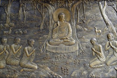 Tinh Xa Ngoc Chau buddhisttempel, The Life of the Buddha, Siddhartha Gautama, Buddha forkynte sin første preken til de fem munkene i Deer Park i Varanasi, Chau Doc, Vietnam, 2018 (bilde) av Unbekannt
