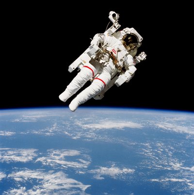 Den amerikanske astronauten Bruce McCandless bruker den bemannede manøvreringsenheten av Unbekannt