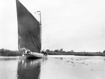 Storbritannia: A Wherry ved elven Bure nær Ranworth. Norfolk Broads, av Unbekannt