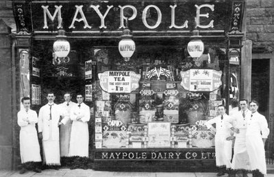 Storbritannia: Personalet står utenfor en Maypole-meieributikker av Unbekannt