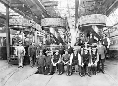 United Kingdon: Trikker og mannskaper i trikkedepotet på Oswald Road. Kircaldy, c1910 av Unbekannt