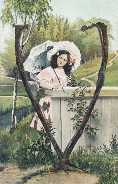 V: En ung jente kledd i en rosa kjole, en hodeplagg på hodet, en paraply i hånden står i landlige omgivelser - Alfabettegn Ref Th. E., L. Theochrom - Serie 994. Theodor Eisman, forlegger , Leipzig av Unbekannt
