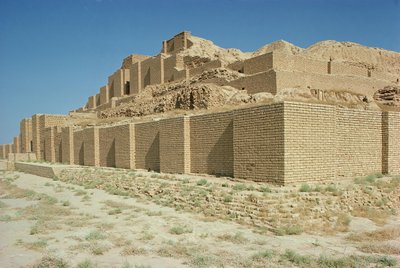 Utsikt fra den sørlige delen av Ziggurat, bygget av Elamit-kongen Untash-Gal (ca. 1265-46 f.Kr.) (bilde) av Unbekannt
