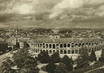 Utsikt over arenaene, den romerske amfiteateren og byen Verona i 1925 av Unbekannt