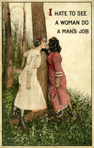 Vintage postkort som viser to kvinner som kysser, "Jeg hater å se en kvinne gjøre en manns jobb" 1914 (litho) av David Mosé