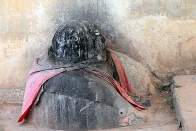 Voodoo-fetisj ved inngangen til et kloster. Togoville, Togo av Unbekannt