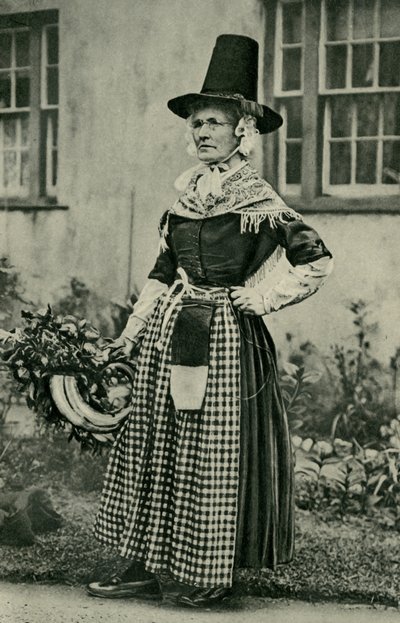 Wales. En staselig gammel walisisk dame, trofast til nasjonaldrakt. 1920 av Unbekannt