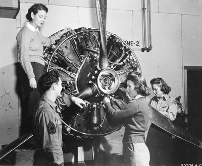 Vepsene lærer hvor kraften kommer fra i B-17 Flying Fortress-motoren mens de går på B-17 pilotopplæring ved Lockbourne AAB, jobber med propellmekanismen, mens en besetningssjef ser på, er de (lr): Patricia Bowser, Ann Waldner og Frances Green av Benjamin Baud